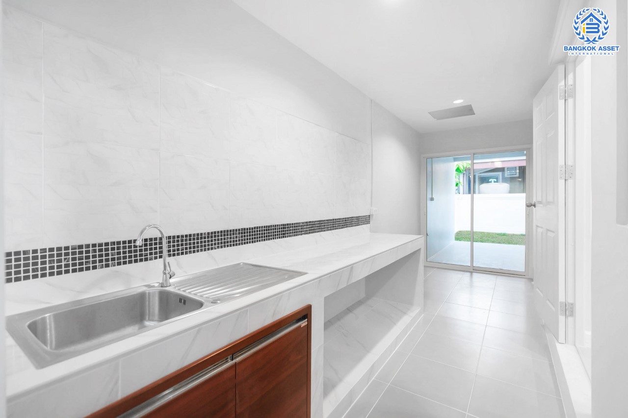 บ้านมือสองตกแต่งใหม่ ม.พฤกษาวิลเลจ11 รัตนาธิเบศร์-ราชพฤกษ์ เนื้อที่ 50 ตร.ว. ฟังก์ชั่นพร้อม 3 ห้องนอน 2 ห้องน้ำ 2 ที่จอดรถ บนทำเลศักยภาพ เข้า-ออกได้ทั้งถ.รัตนาธิเบศร์ และถ.ราชพฤกษ์ ใกล้รถไฟฟ้า "สถานีบางรักน้อยท่าอิฐ"